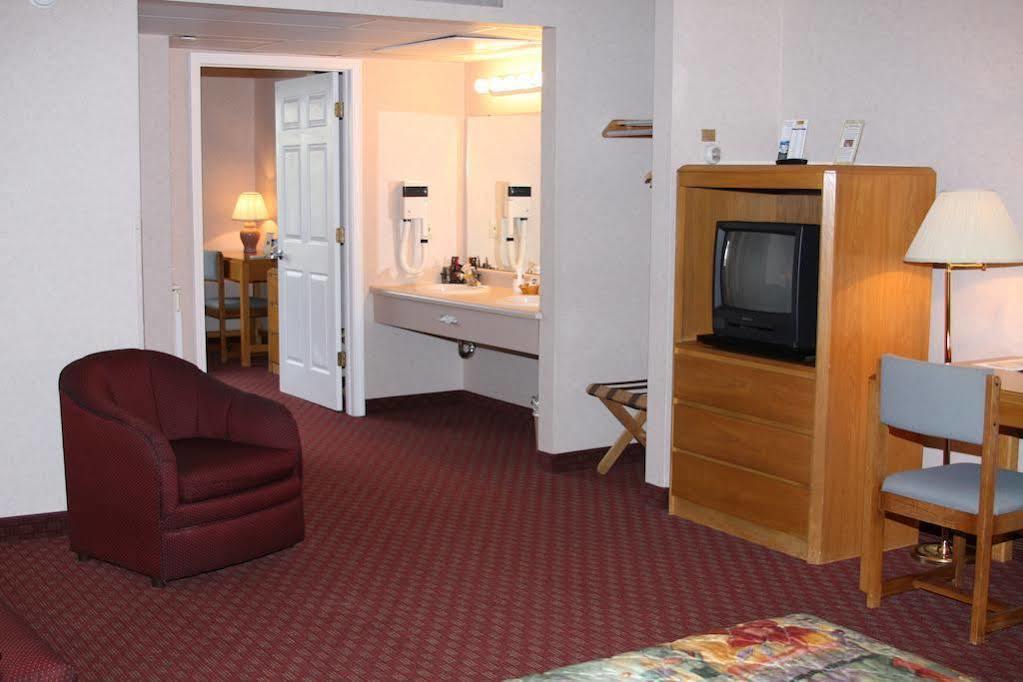 Budget Host Inn & Suites Saint Ignace Exterior foto